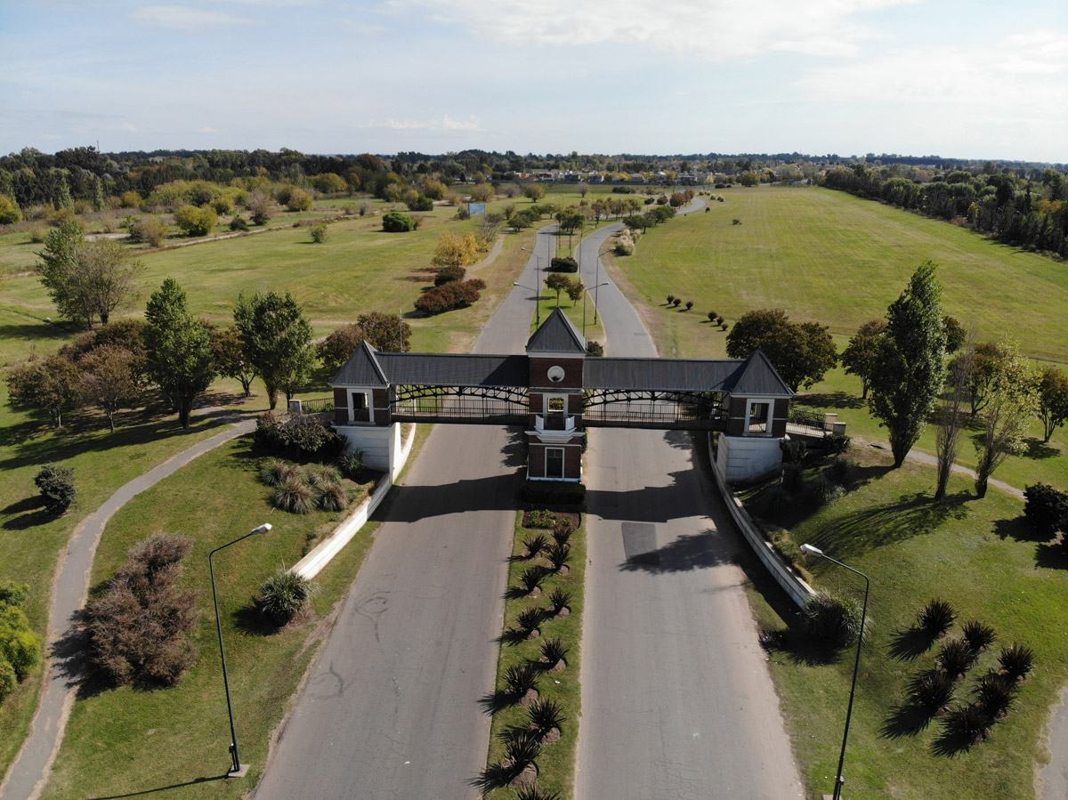 Vista aérea del acceso a un barrio cerrado en las afueras de Córdoba